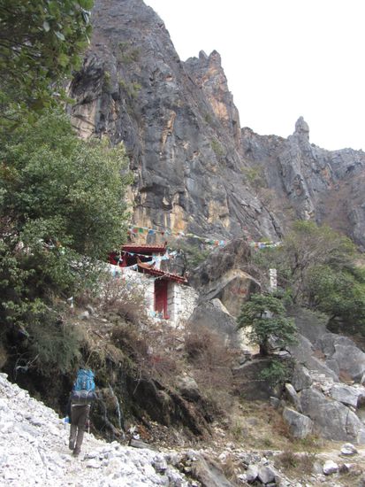 Ein gut ausgebauter Pfad mit Blick auf die umliegenden Berge windet sich die Schlucht entlang.
Tibet ist nicht weit, wie man an den "Wimpeln" erkennen kann.