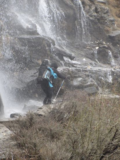 Ein Wasserfall ist zu durchqueren...clever, wenn die Regenhülle im Rucksack ist!