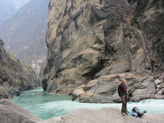 Die Middle Tiger Leaping Gorge: ein Canyon wie gemalt, mit eisblauem Wasser.