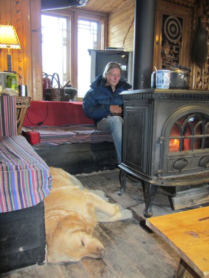 Alles drängelt sich um den Ofen - der Hund brauchte den meisten Platz.
Leider hatten die Zimmer keine Heizung, dem Himmel sei dank für unsere Daunenschlafsäcke!