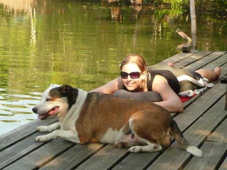 Dem Familienhund "Albert" sieht man seine Rolle als Resauranttester an. Er dachte sich wohl: "Ich leg mich mal direkt vor Sylvie hin, vielleicht gibt es Streicheleinheiten".