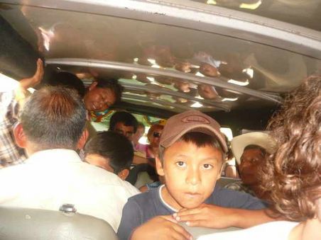 Eine ganz normale Collectivofahrt in Guatemala. Dagegen erscheint die Berliner U7 zu Feierabend menschenleer!