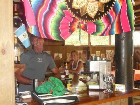 Gary (Besitzer) hat es so gut in Rio Dulce gefallen, dass er kurzum ausgewandert ist um dieses Hostel zu zimmern. Wir waren auch nah dran (können aber nicht bauen ) Das blonde im Hintergrund ist unser Anhängsel K.J.