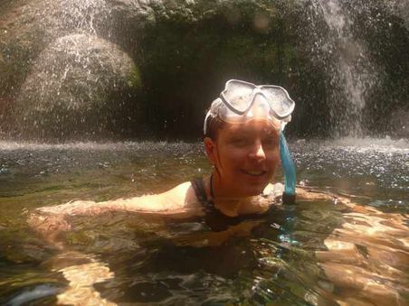 So sieht Sylvie momentan ständig aus! Taucherbrille auf'm Kopf, Flossen an den Füßen, Schwimmhäute wachsen auch schon zwischen den Fingern
