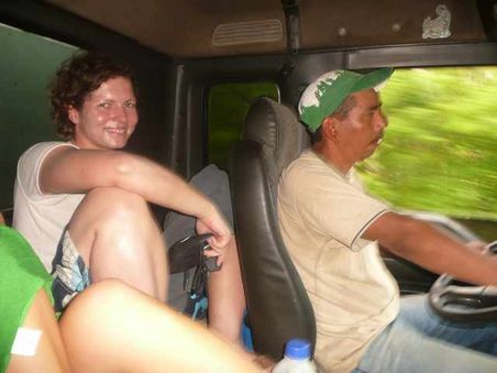 In Deutschland haben die Trucker meines Wissens Pin-up-girls rumhängen, unser Fahrer hatte seine Kabine mit Heiligenfiguren geschmüct. Weiß nicht, was mir mehr suspekt ist...