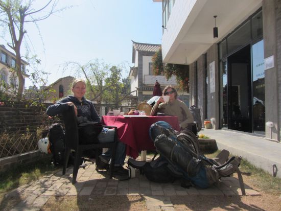 Juhu! Wir haben es mit samt der "Gepäckmauer", wie wir unsere ausladenden Rucksäcke liebevoll nennen, nach Shuang Lang geschafft und sogar einen Kaffee mit Händen und Füßen bestellen können.