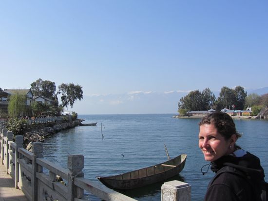 Das Dörfchen liegt an der Ostseite des ErHai Lake, im Hintergrund kann man die schneebedeckten Gipfel hinter Dali erahnen.