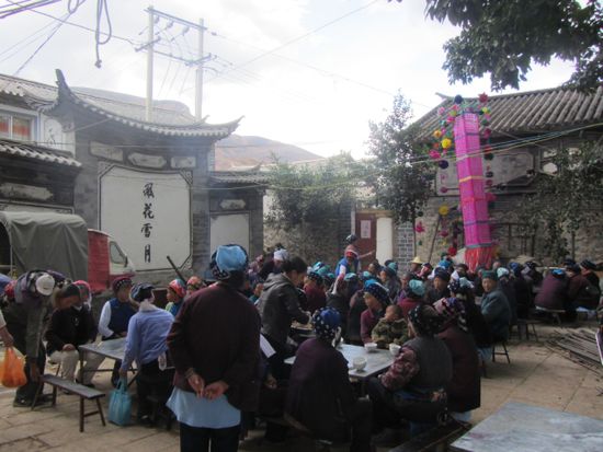 Frauentag in China. Die Männer köcheln im Hinterhof, die Frauen schmeißen sich in Schale und speisen auf dem Dorfplatz. Haben sie sich auch verdient.....