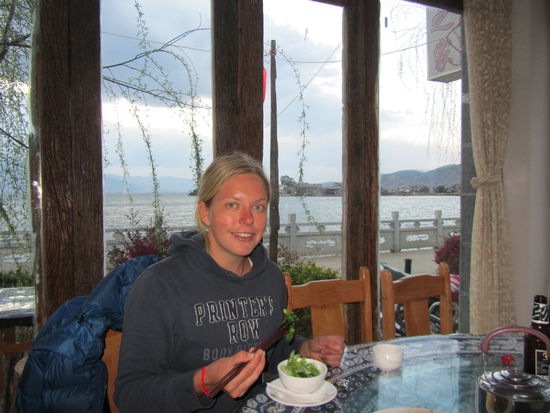 Eben noch auf der Strasse... jetzt schon in unserem Essens-Napf. Wer Stäbchen nicht mag wird verhungern 