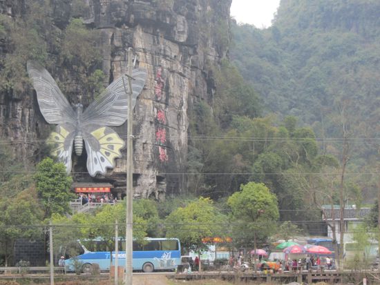 Sightseeing war auch keine Alternative. Chinesische Reisegruppen fallen busweise über die paar Sehnswürdigkeiten wie "The Butterly Cave" her.
