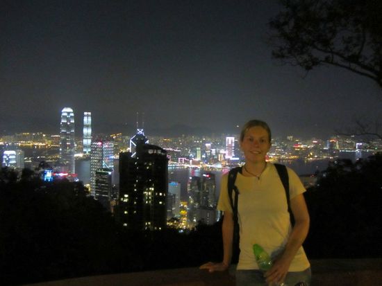 Hong Kong bei Nacht. Der Aufstieg war unser Training für den unaufhaltsam näher kommenden Manaslu-Trek in Nepal!