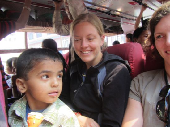 Aus Platzmangel im Bus haben wir ein Kind bekommen! Und schlossen Wetten ab, ob das Eis seinen Bestimmungsort findet oder auf Sylvies Hose landet