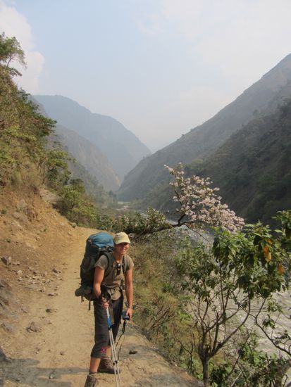 Jetzt wird losgewandert! Wir folgen dem Gundi Gandaki River flussaufwärts.