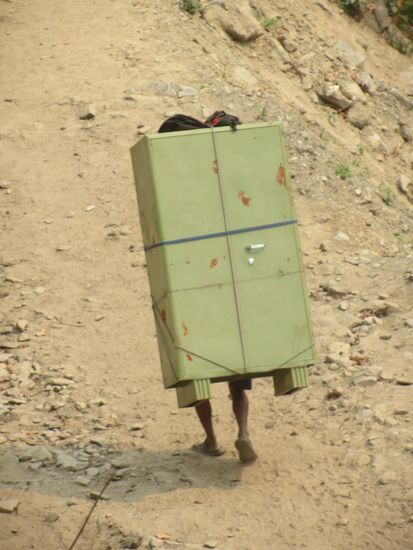 Platz eins: der laufende Schrank.
Wir staunen, was die Nepalis so durch die Bergwelt schleppen. Ein  Porter trägt nicht selten mehr als sein eigenes Körpergewicht auf dem Rücken umher, barfuss oder in Flip Flops!
