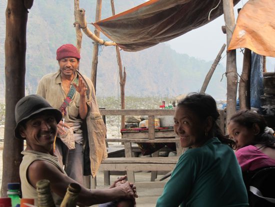 Platz 2: Nepal such den Superstar.
Ein betrunkener Teehausbesucher unterhält uns singend und tanzend, die Einheimischen feuern kräftig an.