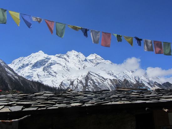 Ganesh-Himal sammt Kloster mit buddhistischen Gebetsflaggen