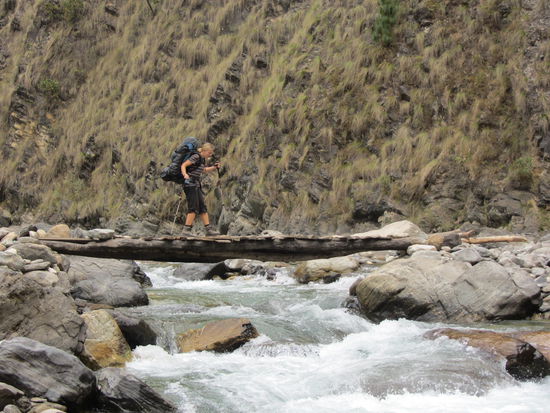 manchmal auch ueber den Fluss, auf richtig "soliden" Brücken...