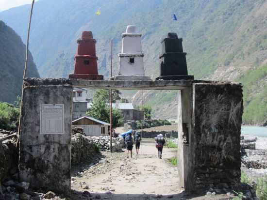 Flussabwärts durch keine Dörfchen laufen wir ein Stück des Annapurna-Circuit dem Ende entgegen.