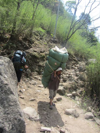 Und imer wieder staunen wir über die Träger! Dagegen wirken unsere Rucksäcke wie Handtaschen.