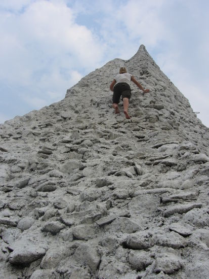 Sylvie gipfelt nochmal schnell den Manaslu. Zumindest die circa 6m hohe Nachbildung vor dem International Mountain-Museum!