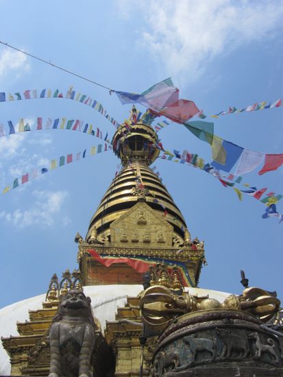 es handelt sich um eine buddhistische Stupa, die von hinduistischen Türmen flankiert wird