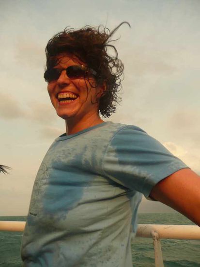 Wer sich zu weit hinaus lehnt ... Ihr wisst schon - auf der Fähre nach Roatan