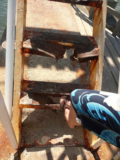 ... diese Brücke musste auf dem Weg nach Westbay überquert werden. Sieht gut aus, gell? Gut dass wir nix zum Mittag gegessen hatten, da zählt jedes Gramm