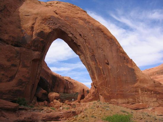 Broken Bow Arch - man beachte meine Wenigkeit unter diesem riesigen natürlichen Bogen.
