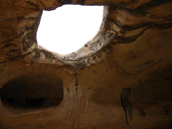 Das Loch in der Decke der Höhle