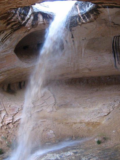 Das Loch in der Decke der Höhle, aus dem auf einmal ein mittlerer Bach stürzt.