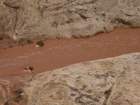 Das eben noch ausgetrocknete Flussbett, dass uns als Wanderweg diente, ist nun überflutet.