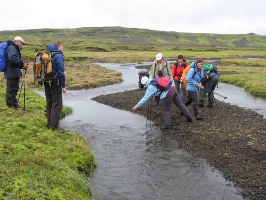 Brückenbau durch Steine in den Fluss werfen