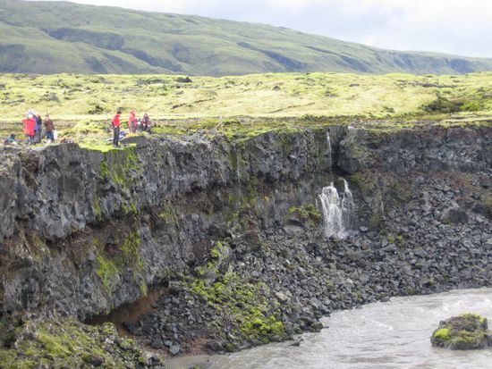 Mittagspause an einer steilen Kante am Hverfisfljót Fluss