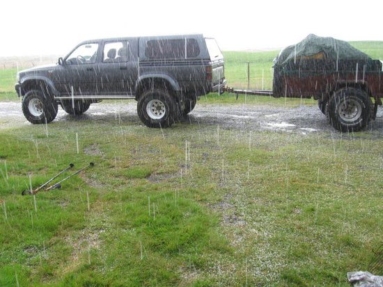 Hagelschauer, als wir gerade das Gepäck verladen haben