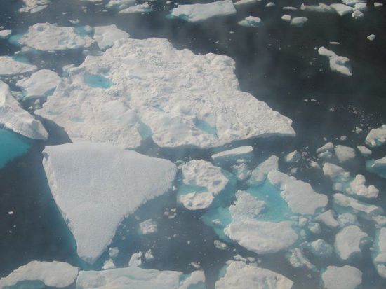 Eisberge im Atlantischen Ozean vor der Küste Grönlands