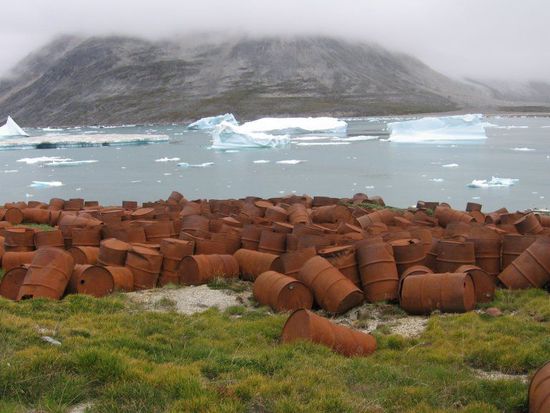 verrostete Ölfäßer, die die Amerikaner nach dem 2. Weltkrieg hier einfach zurückließen.