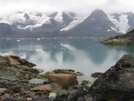 vergletscherte Berge zwischen dem Knud Rasmussen- und dem in diesem Bild weiter links liegenden Kârale Gletscher