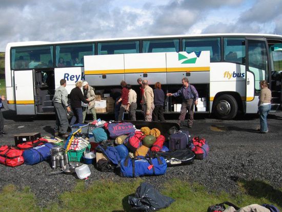 Der Linienbus über die südliche Ringstraße, hier irgendwo zwischen Vík und Kirkjubaejarklaustur, wo unser Gepäck ausgeladen wird und wir zu unserem Trekking starten