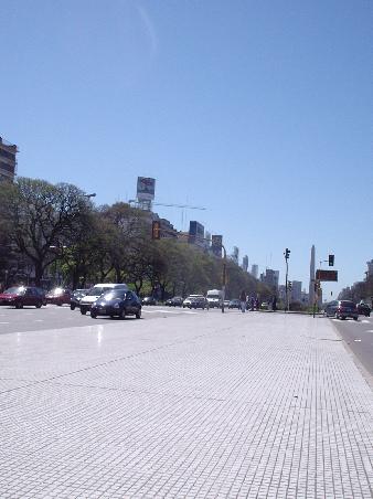 die riesige avenida 9 de julio mit obelisk im hintergrund