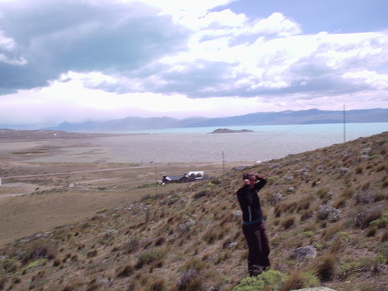 Janicke im Wind und im Hintergrund der Lago Argentino