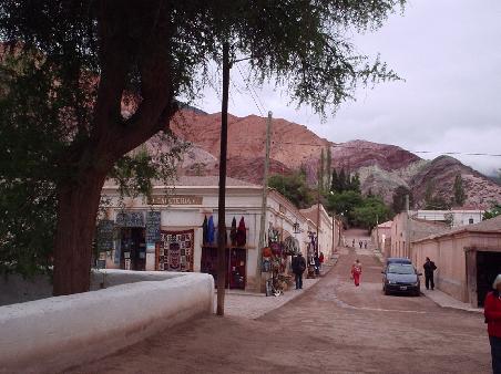 Purmamarca mit Cerro de los siete Colores im Hintergrund