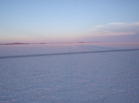 Highway auf dem Salar un die laengsten Schatten der Welt