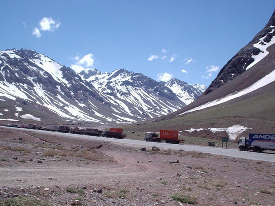 LKW Schlange kurz vor der Chilenischen Grenze