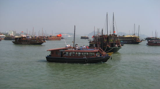 Der sehr stark frequentierte Hafen von Halong City