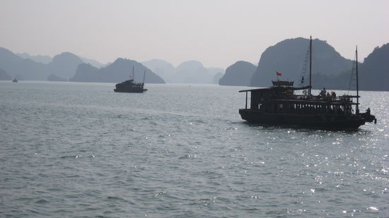 Da kommen schon die ersten der tausenden Inseln...