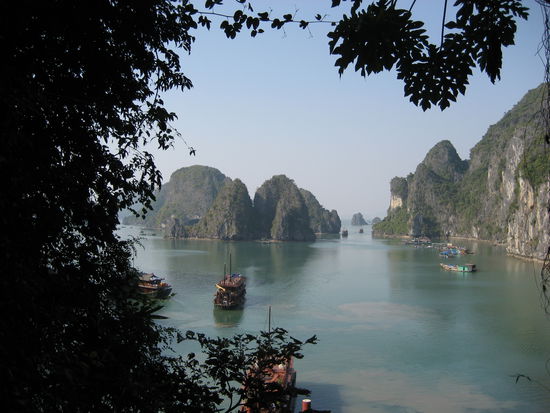 Die Aussicht vom Eingang der Hoehle