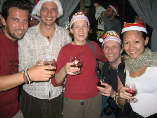 einfach grausam diese Santa Claus Ami Muetzen, ich weigerte mich strikt diese zu tragen!
v.re.n.li.: Krim, ein hollaendisches Paerchen, david und ich