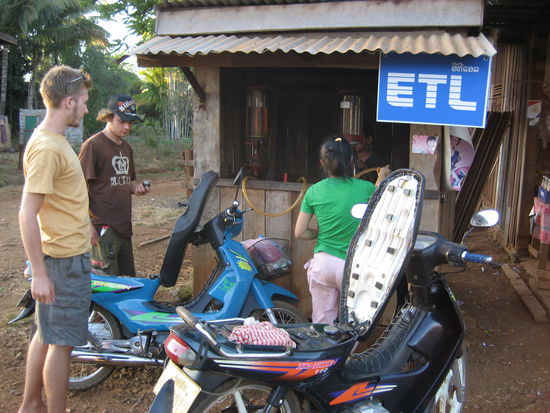 Die laendliche laotische Tankstelle!