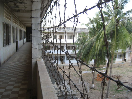 Die Stacheldraehte waren angebracht, um die Gefangenen daran zu hindern, sich in ihrer Verzweiflung vom Balkon zu stuerzen...