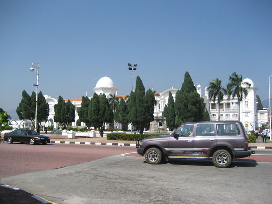 Das ist der Bahnhof in Ipoh, den sie Tach Mahal nennen, oder wie man das schreibt...